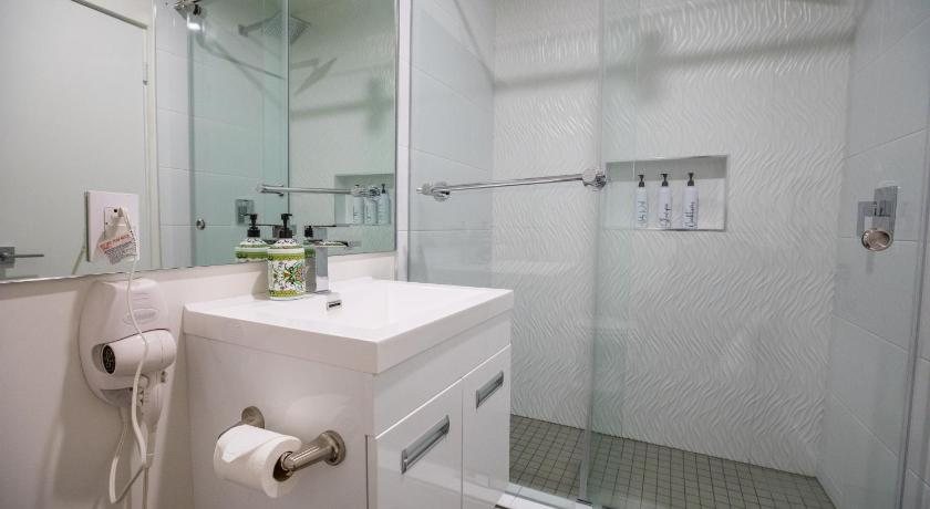 Park Plaza Lodge Hotel Los Angeles California — Bathroom