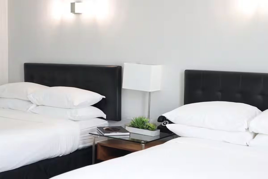 Park Plaza Lodge Hotel Los Angeles California — Guest room
