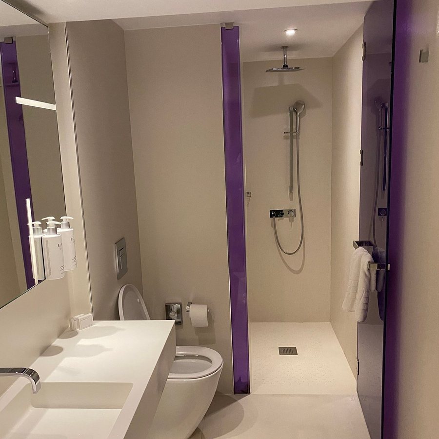 Park Plaza London Park Royal — Bathroom