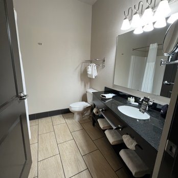 Park Point Marina Inn — Bathroom