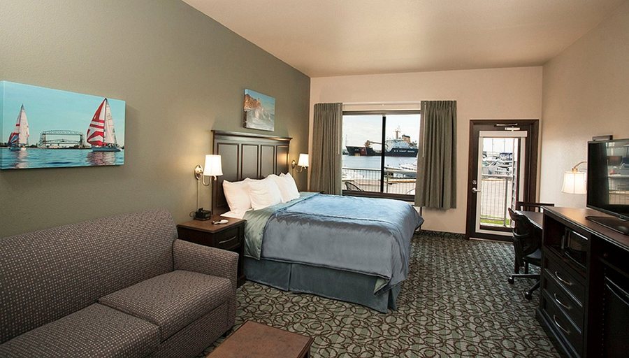 Park Point Marina Inn — Guest room
