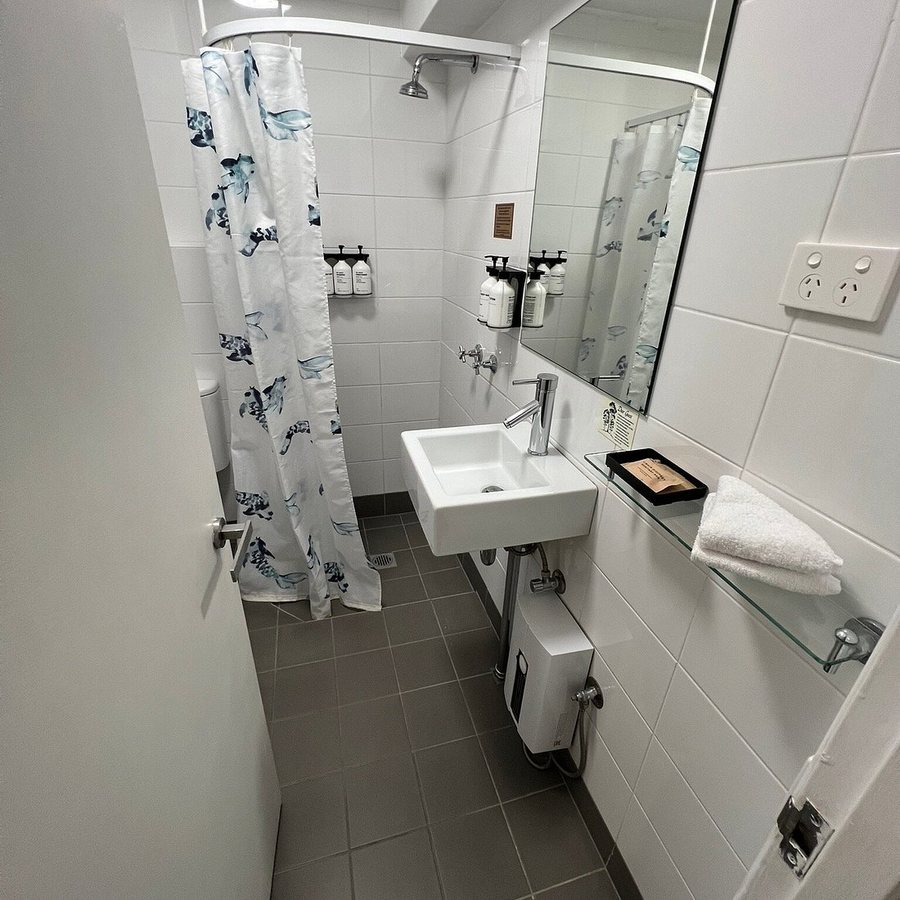 Park Regis City Centre Sydney — Bathroom