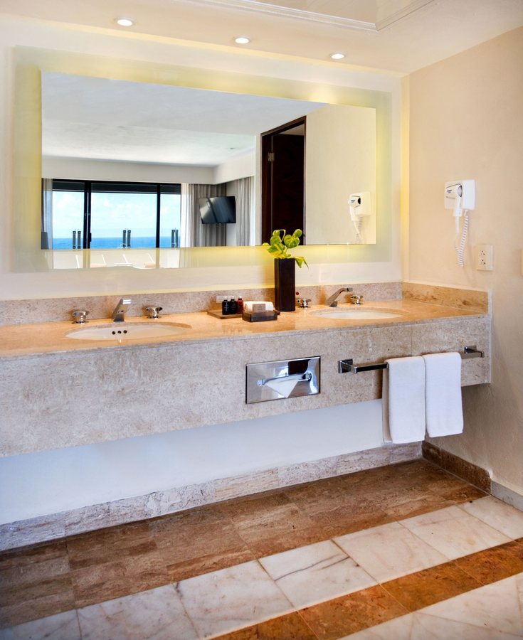 Park Royal Beach Cancun — Bathroom