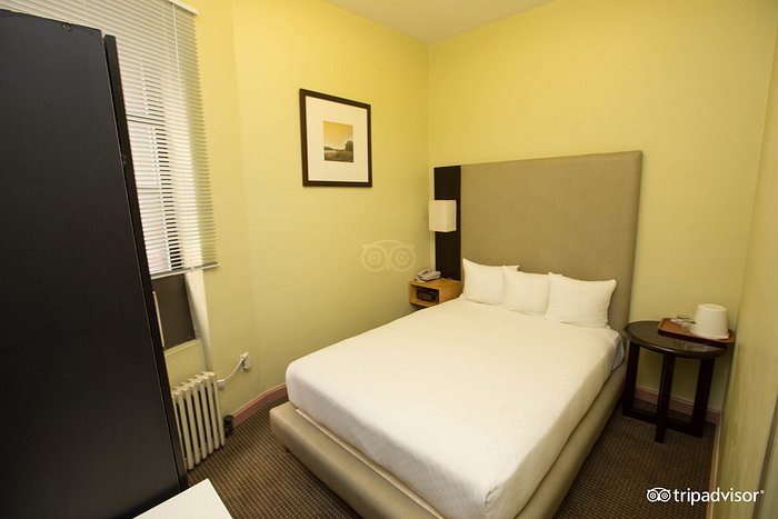 Park West Hotel New York City New York — Guest room