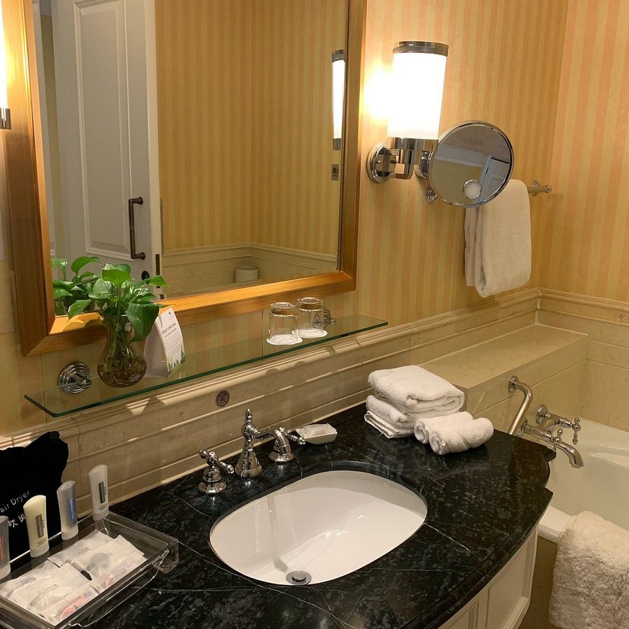 Parkline Century Park Hotel Shanghai — Bathroom