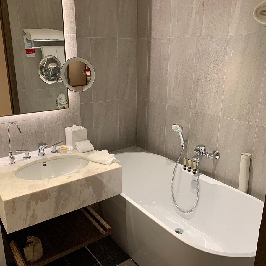 PARKROYAL on Beach Road Singapore — Bathroom