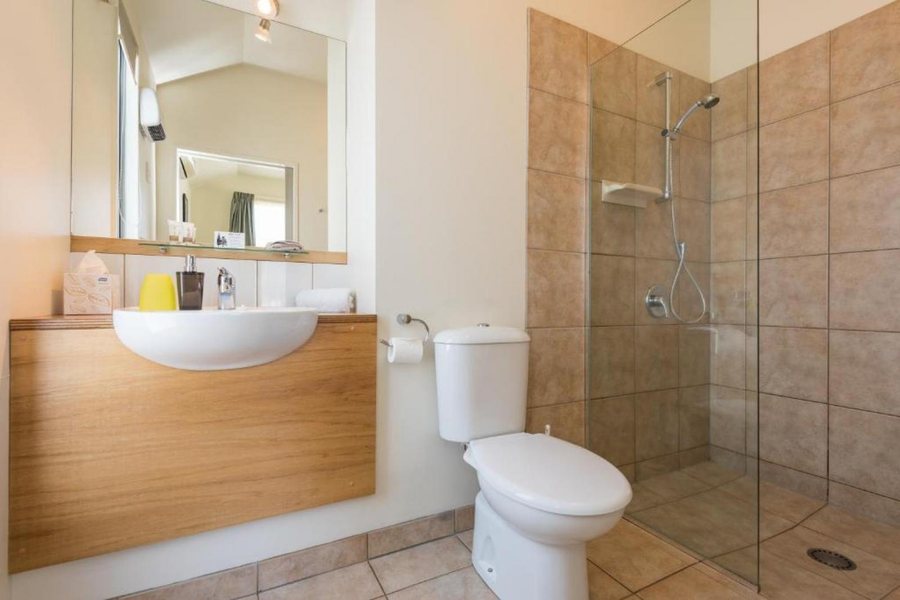 Parkside Motel — Bathroom