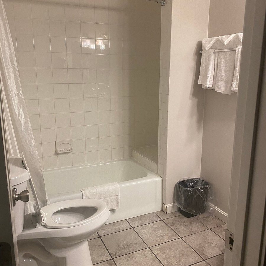 ParkView Inn Conference Center — Bathroom