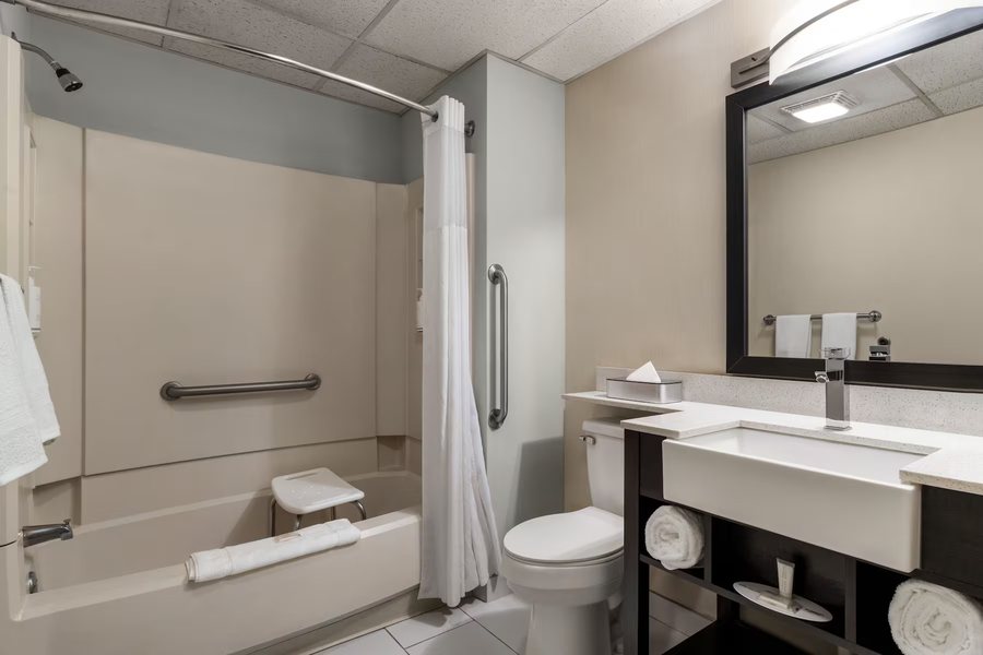 Parkview Inn Suites Lancaster Lancaster Pa — Bathroom