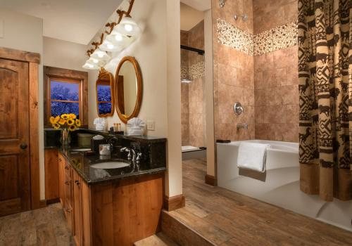 Parkway Inn of Jackson Hole — Bathroom