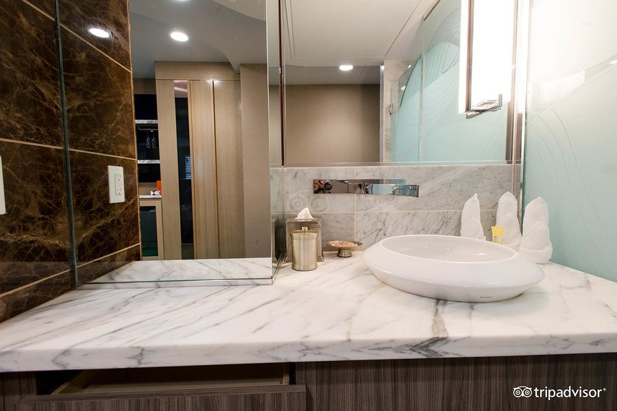 Pasadena Hotel Pool — Bathroom
