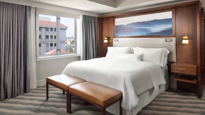 Pasadena Hotel Pool — Guest room