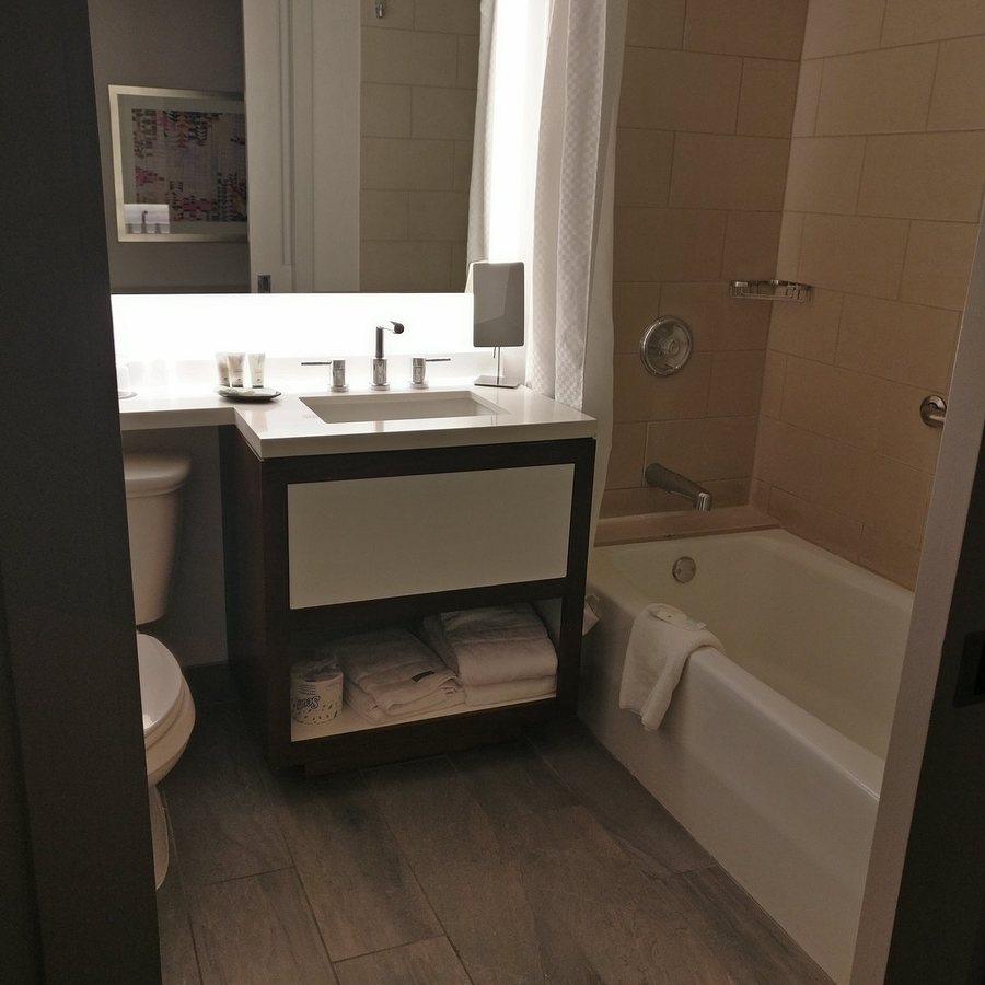 Pasadena Rose Crown Hotel — Bathroom