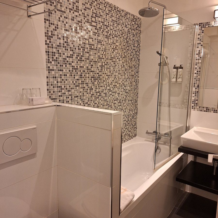 Passy Eiffel Hotel — Bathroom