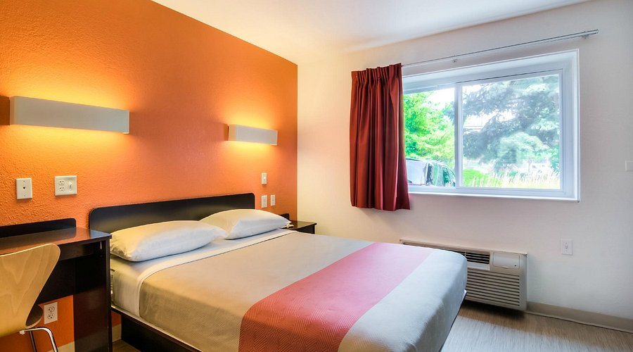 Patio Motel Chicago Illinois — Guest room