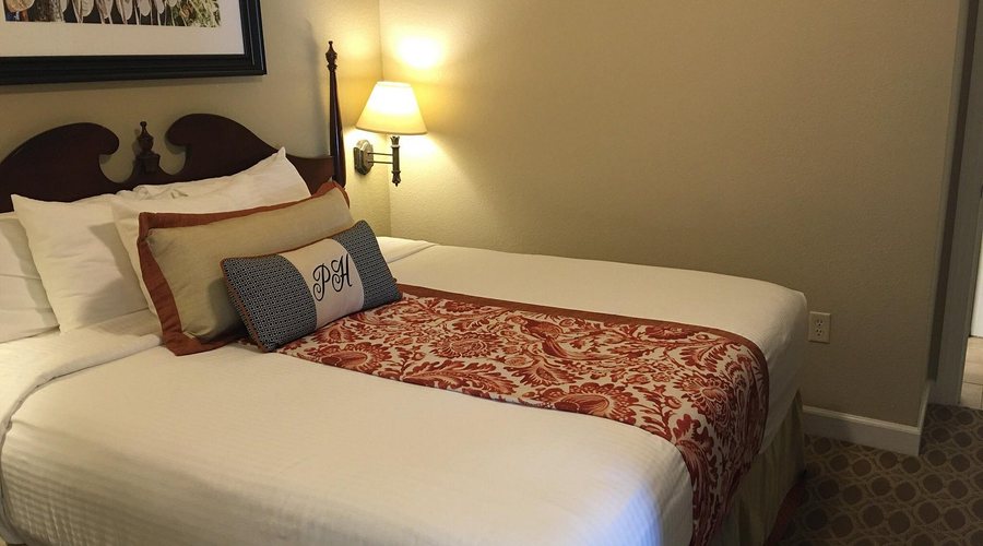 Patrick Henry Inn — Guest room