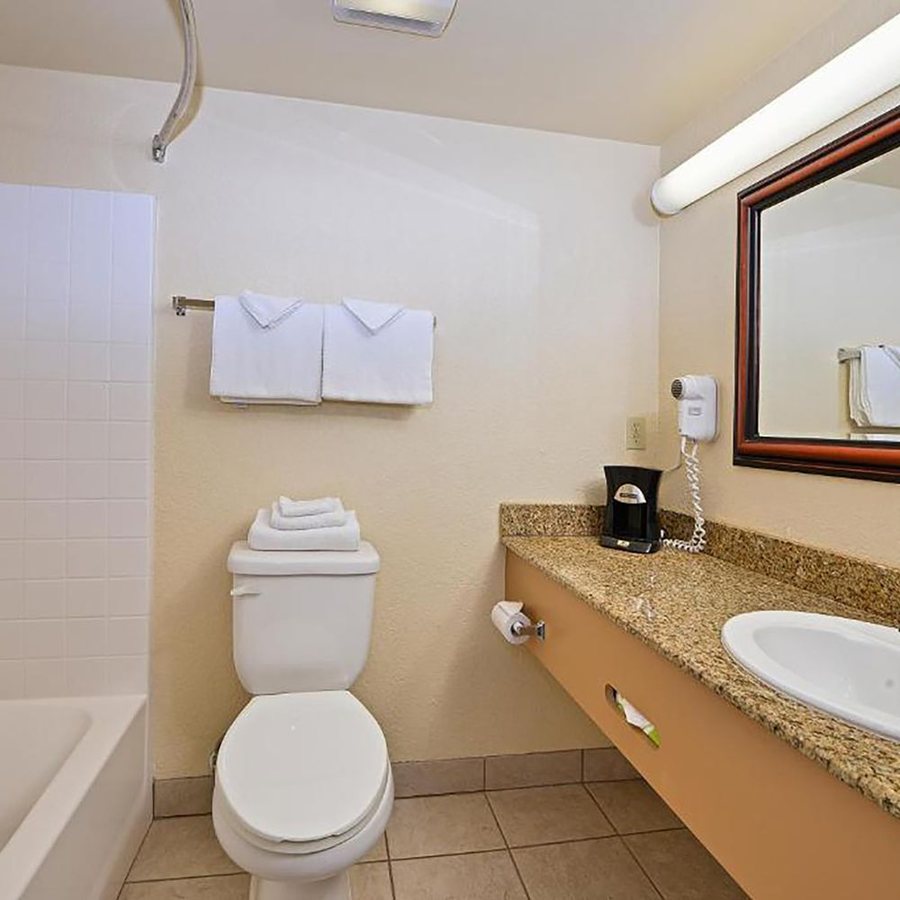 Patriots Boutique Motel — Bathroom