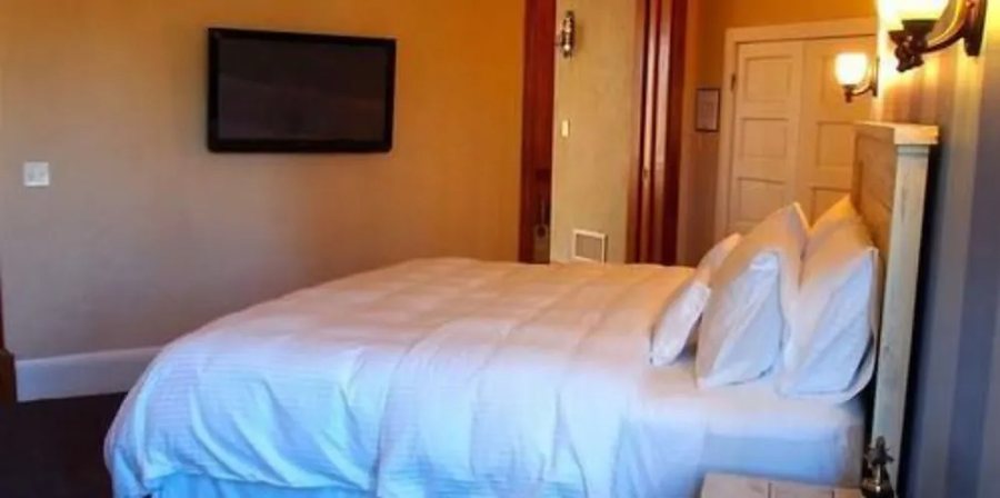 Patterson Inn — Guest room