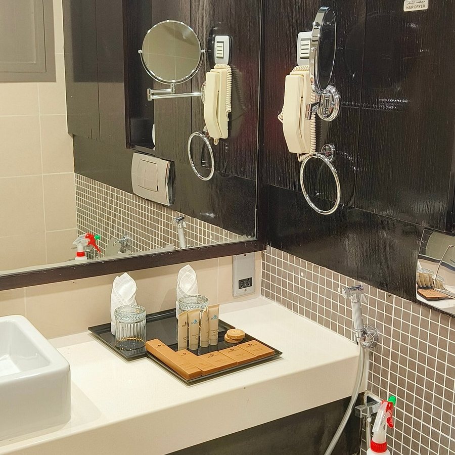 Pavilion Palace Hotel — Bathroom