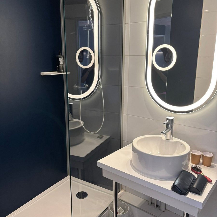 Pavillon Nation — Bathroom