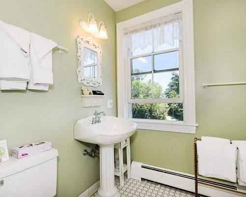 Payne s Harbor View Inn — Bathroom