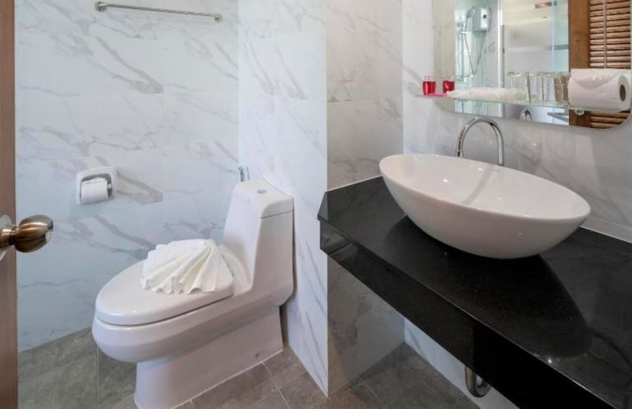 Peace Blue Naiharn Naturist Resort Phuket SHA Extra Plus — Bathroom
