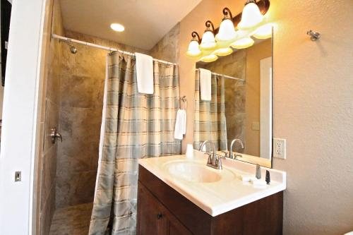Peach Tree Inn Suites — Bathroom
