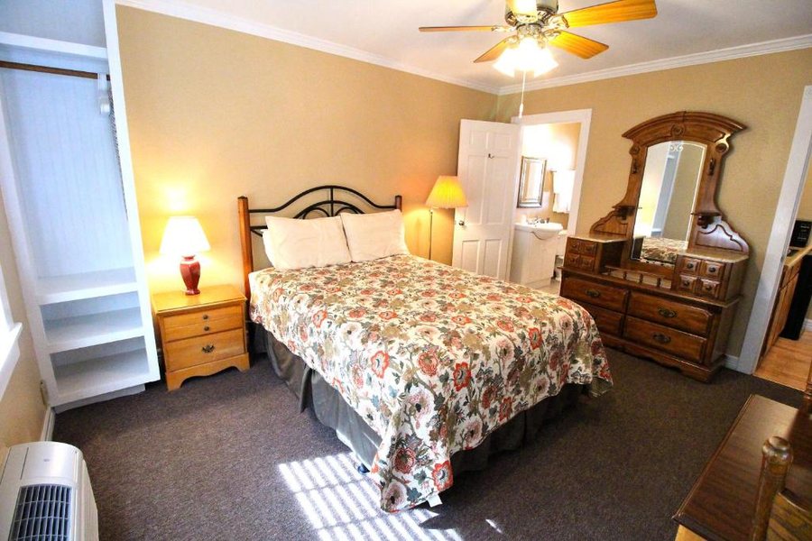 Peach Tree Inn Suites — Guest room