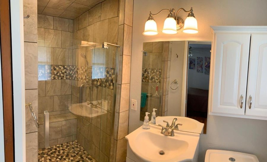 Peacock House Bed Breakfast — Bathroom
