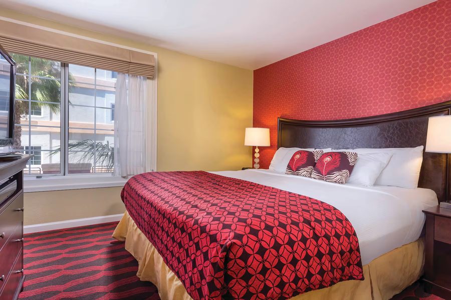 Peacock Suites — Guest room