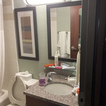 Pear Tree Inn St Louis Near Union Station — Bathroom