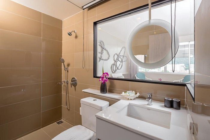 Pearl Hotel — Bathroom