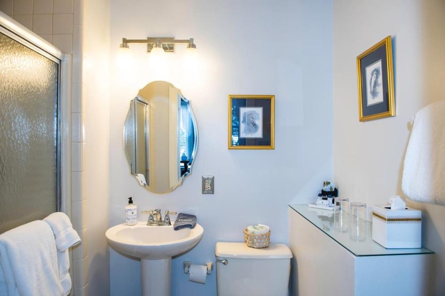Pecan Tree Inn — Bathroom