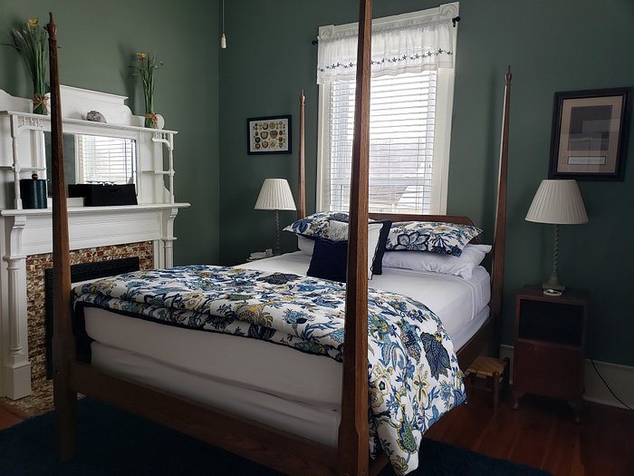 Pecan Tree Inn — Guest room
