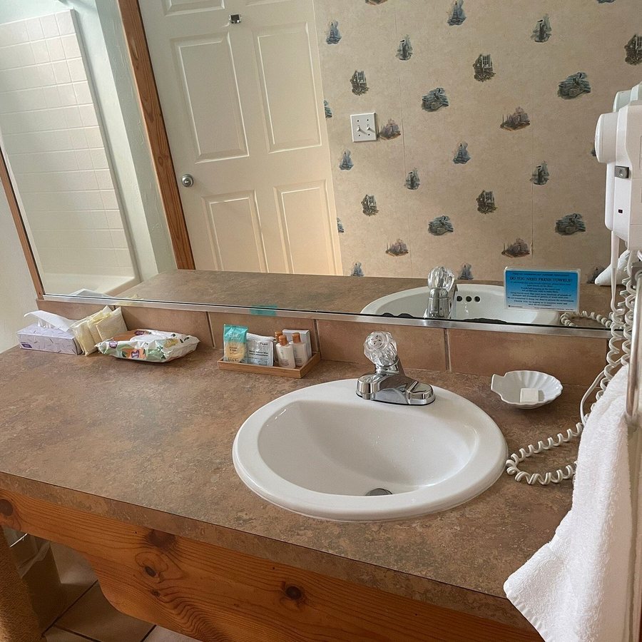 Pelican Bay Resort — Bathroom