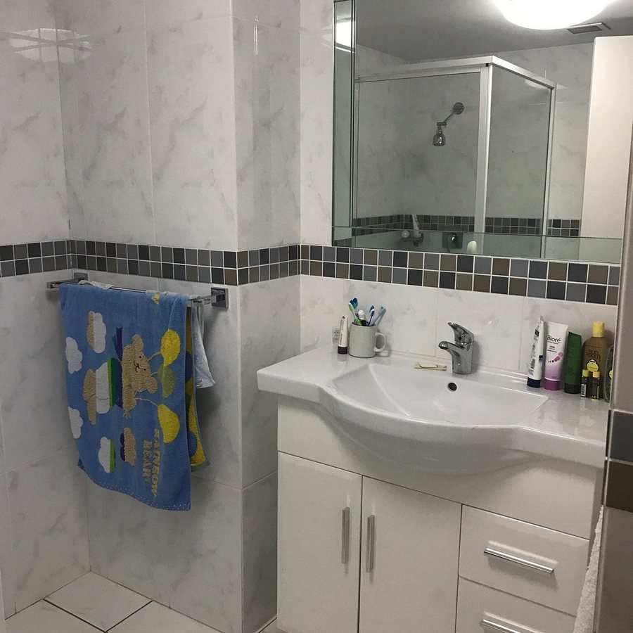 Pelican Cove Apartments — Bathroom