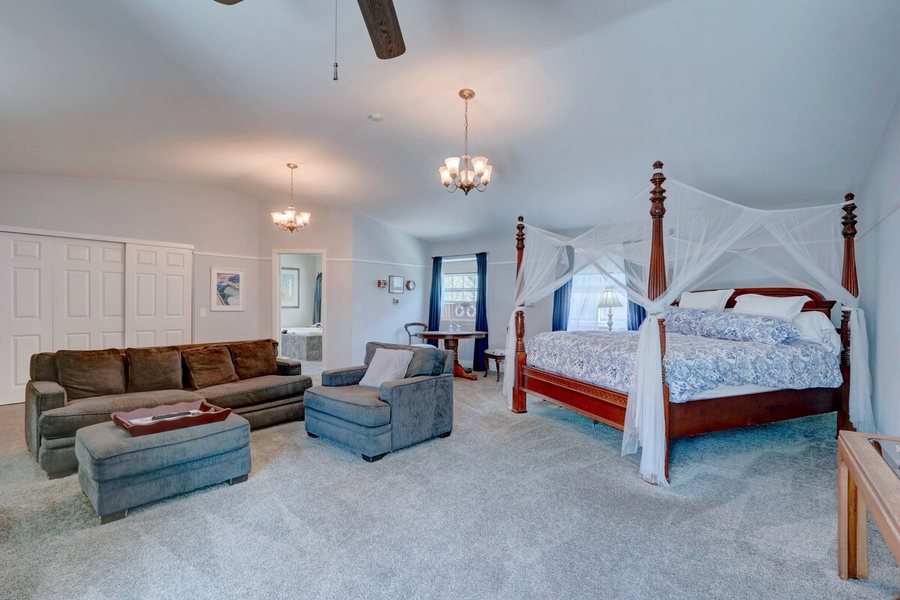 Pelican Cove Inn — Guest room