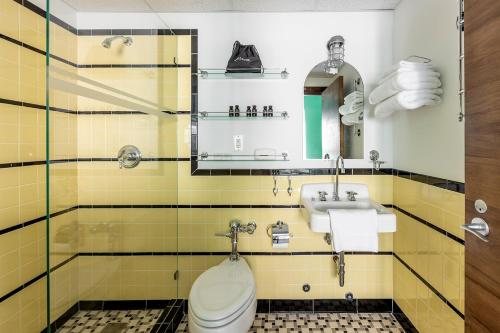 Pelican Hotel Miami Beach Florida — Bathroom