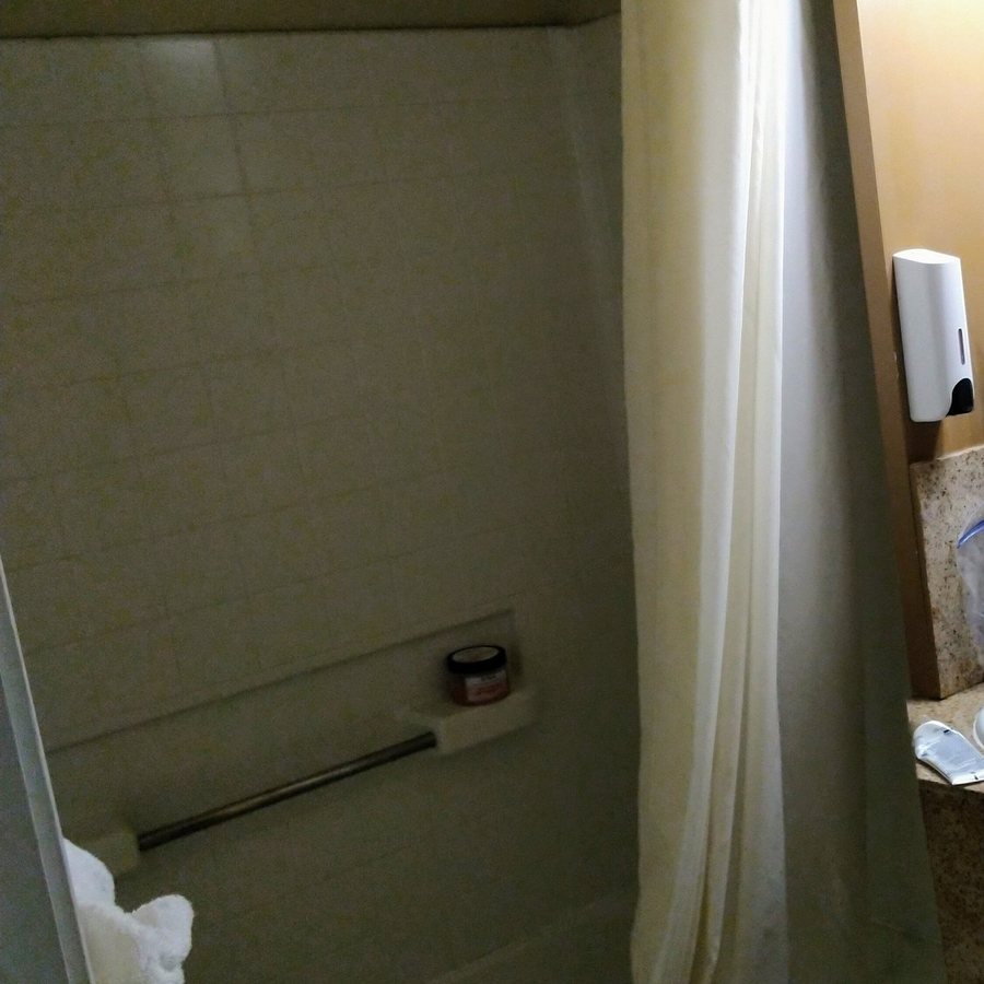 Pelican Inn Monterey — Bathroom