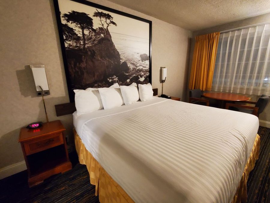 Pelican Inn Monterey — Guest room