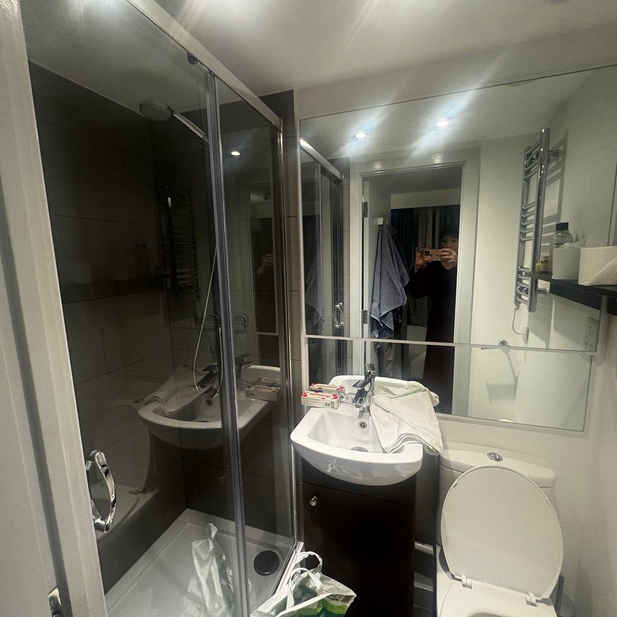 Pelican London Hotel and Residence — Bathroom