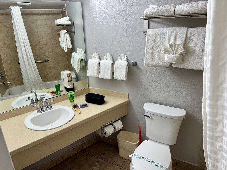 Pelican Pointe Hotel And Condo — Bathroom