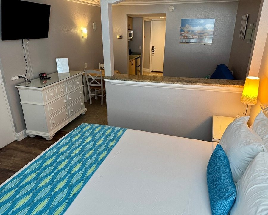 Pelican Pointe Hotel And Condo — Guest room