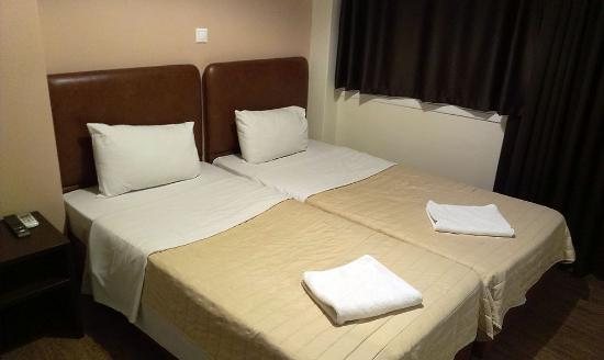 Pella Inn Hotel — Guest room