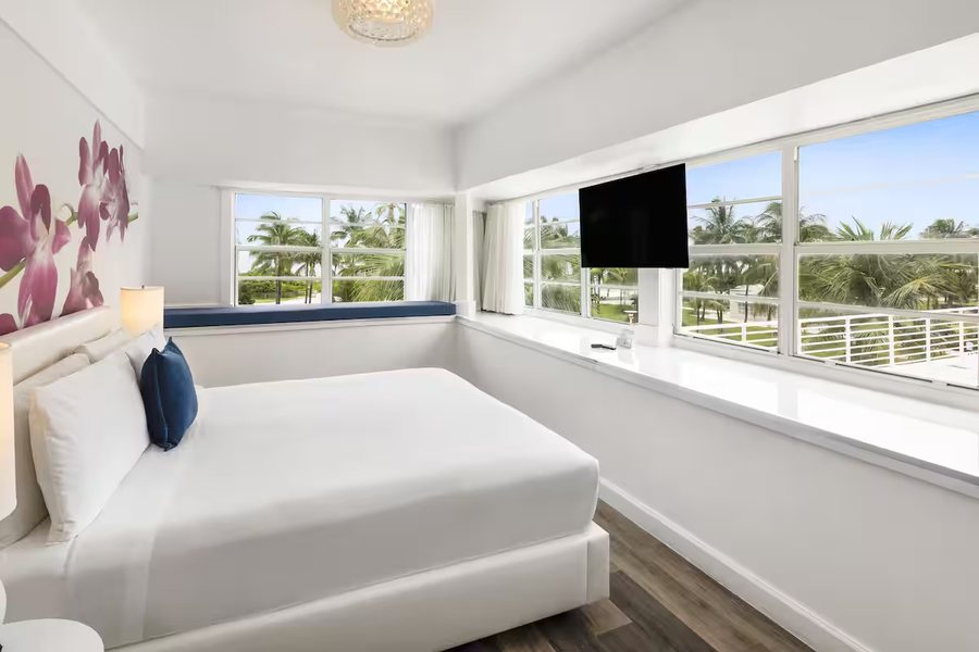 Penguin Hotel Miami Beach Florida — Guest room