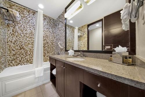Peninsula Island Resort Spa — Bathroom
