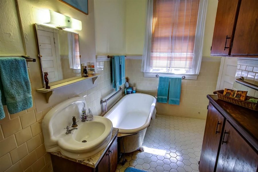 Pensacola Victorian Bed and Breakfast — Bathroom