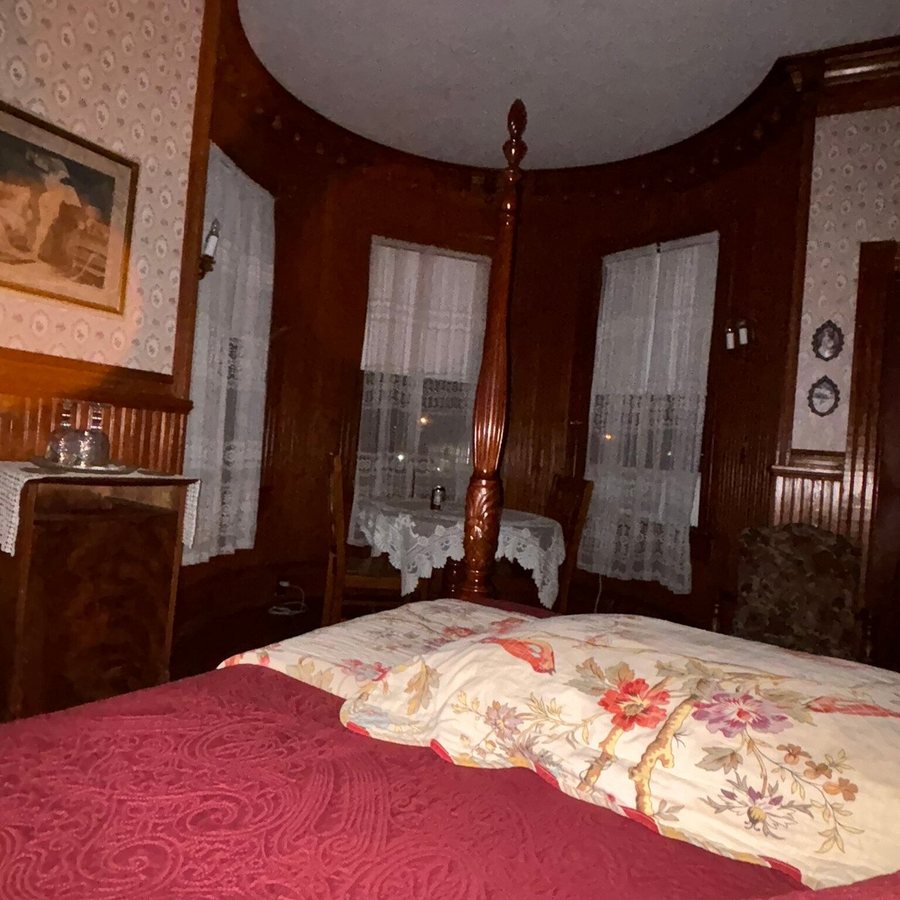 Pensacola Victorian Bed and Breakfast — Guest room