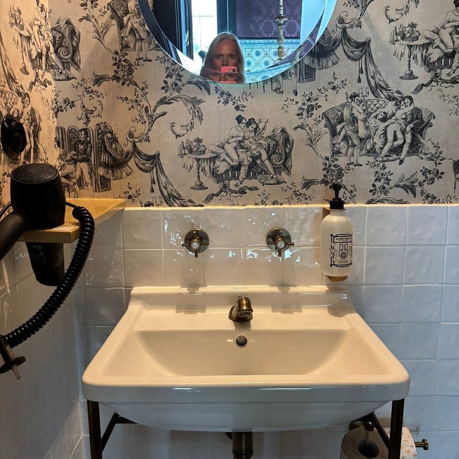 Pensao Amor Madam s Lodge — Bathroom