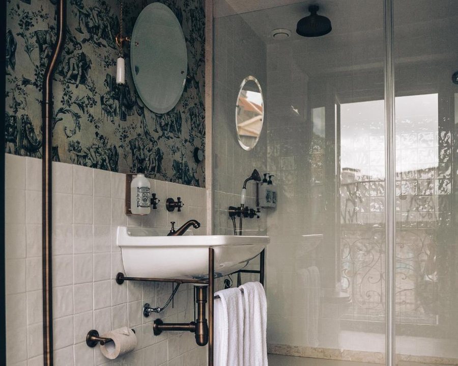 Pensao Londres — Bathroom